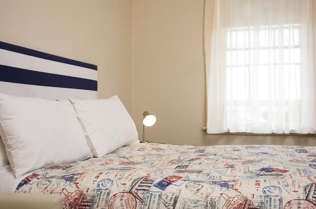 The Cally Hotel Warrnambool Room photo
